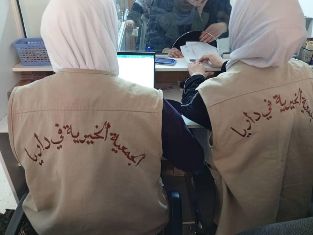 متطوعات أثناء تسجيل طلبات المساعدة