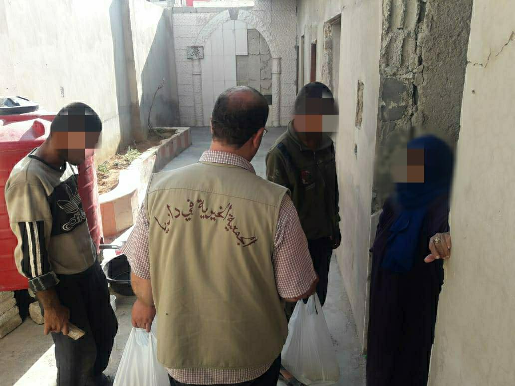 فريق الجمعية يوصل المساعدات إلى منازل الأسر