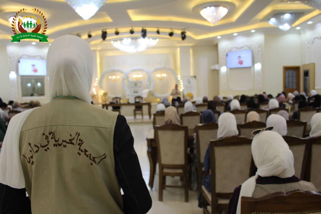 لقاء مجتمعي في قاعة كبيرة بحضور أهالي داريا