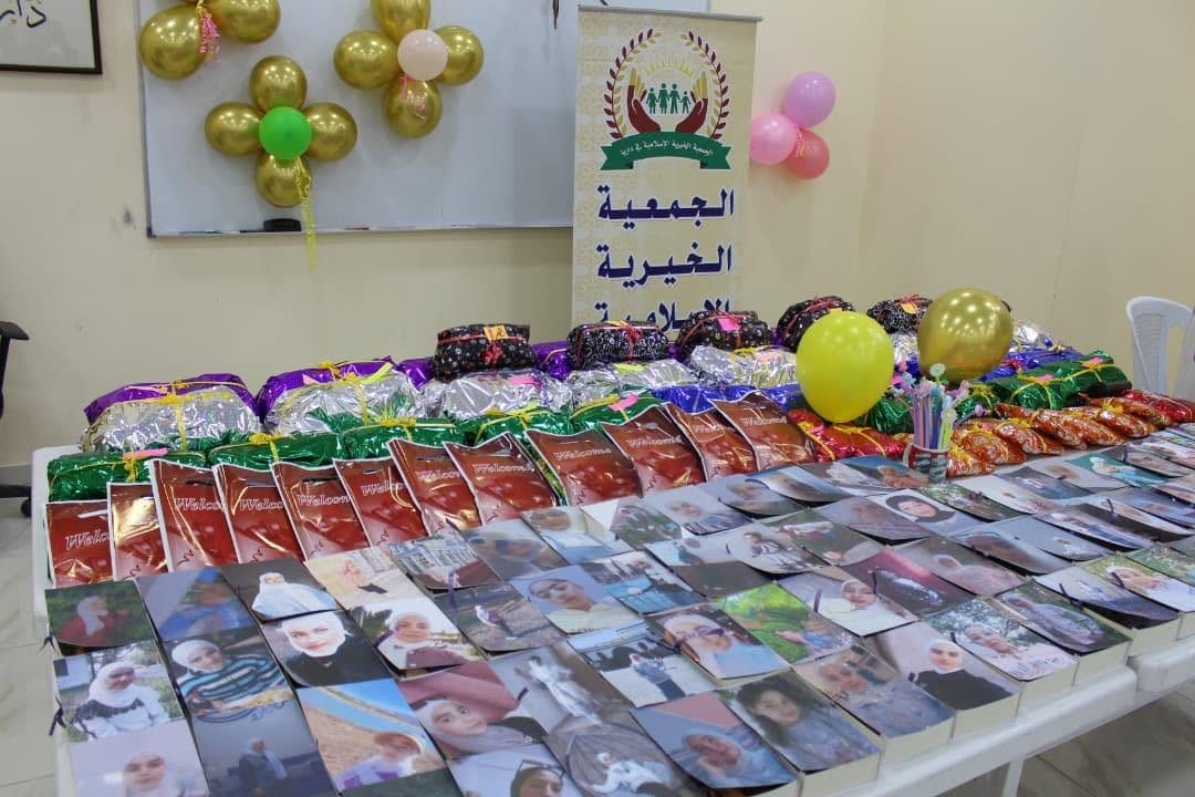 طرود وهدايا معدّة لتوزيعها على الأيتام في احتفال للجمعية