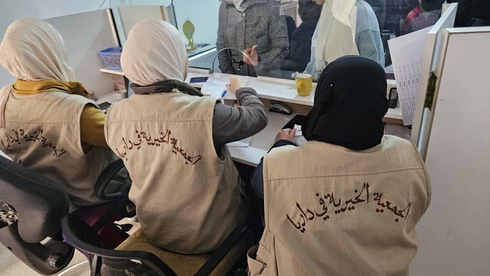فريق الجمعية أثناء استقبال طلبات المستفيدين
